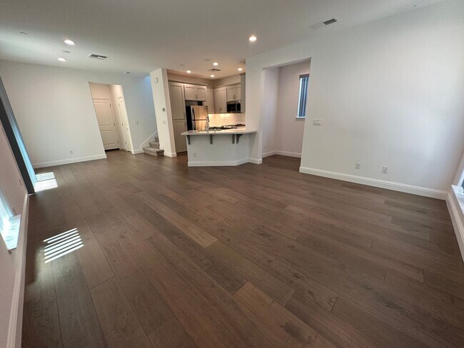 Building Photo - Charming 3 Bed / 2.5 Bath Home with Modern Upgrades