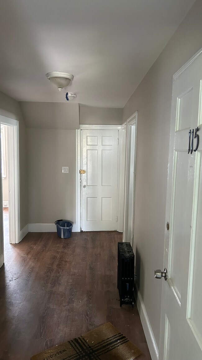 Building Photo - 121 Maple St