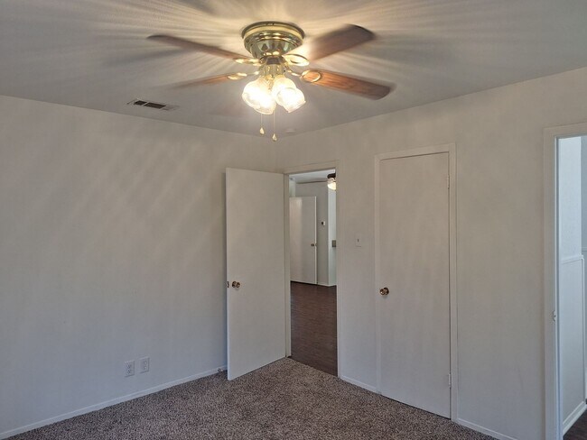 Building Photo - 513 Simmons Dr