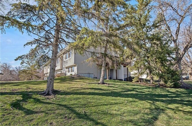 Building Photo - 3 Bed/2 Bath Townhome - Available Sept 1st!