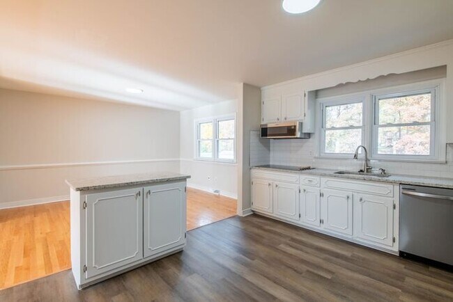 Building Photo - Newly remodeled 3/2.5