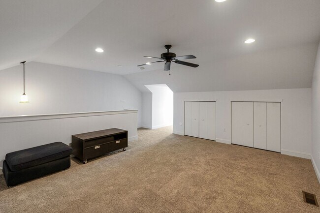 Building Photo - Beautiful 3 Bedroom Bridgeport Townhome!