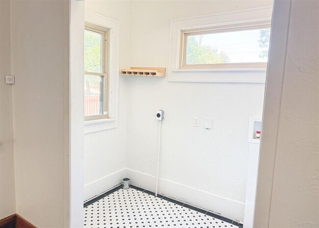 Building Photo - 1741 W Park Pl