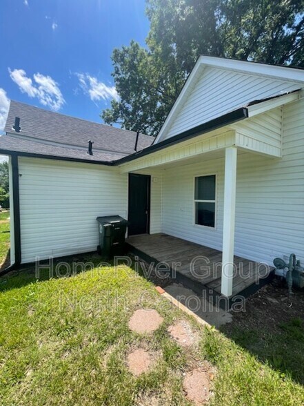 Building Photo - 209 N Davis Ave