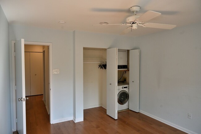 Building Photo - 2 Bedroom, 2 Bath Just listed in the Oak H...