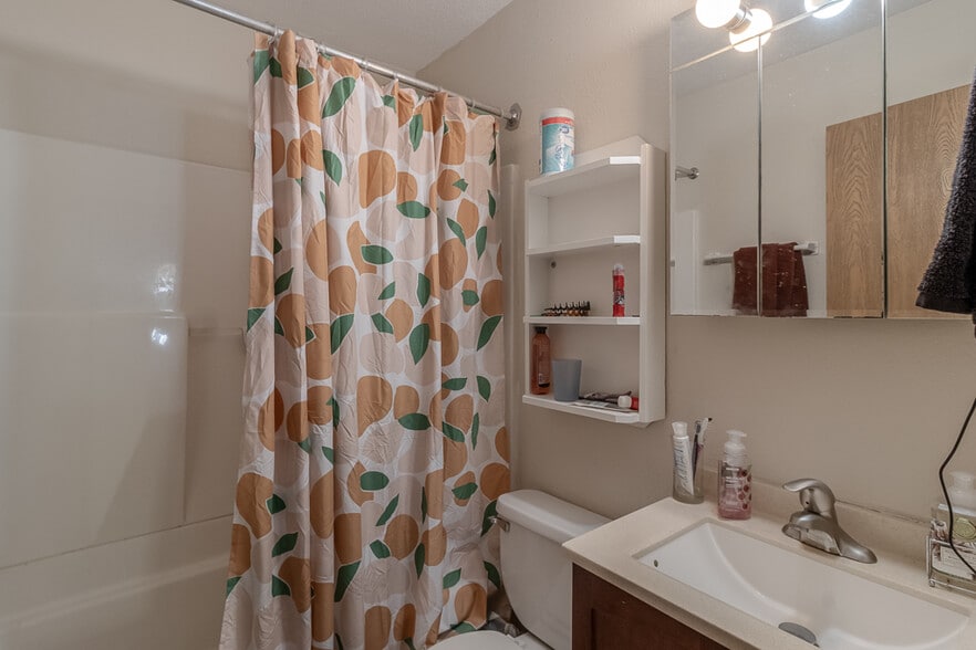 Building Photo - 119 E Welcome Ave