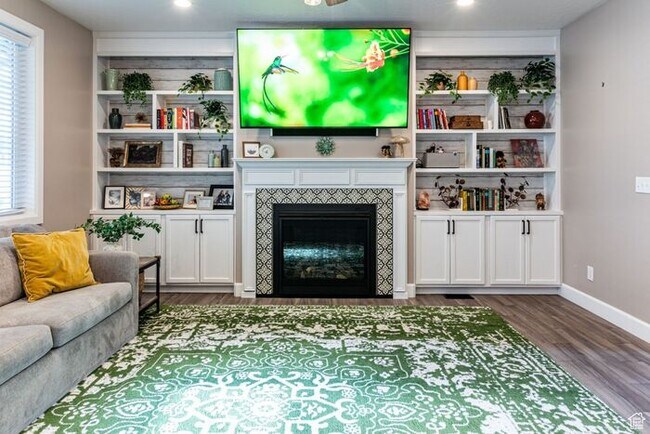 Building Photo - Awesome upgraded House w 2 car attached