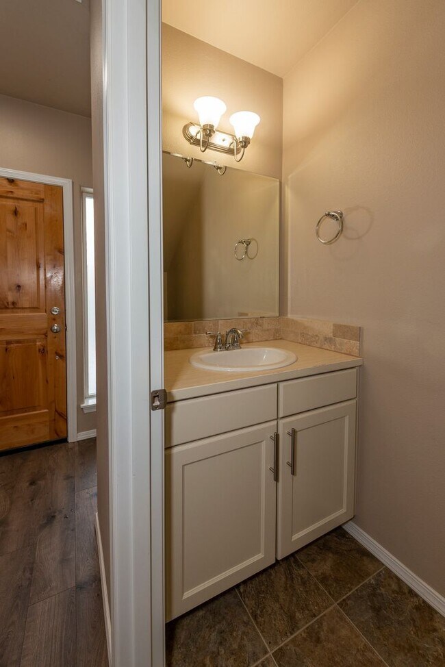 Building Photo - CHECK OUT THIS SPACIOUS CRAFTSMAN STYLE HOME IN ASPEN RIM!!