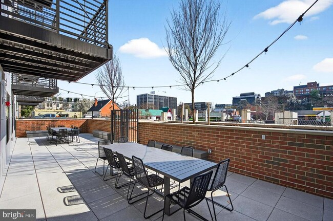 Building Photo - 811 S Columbus St