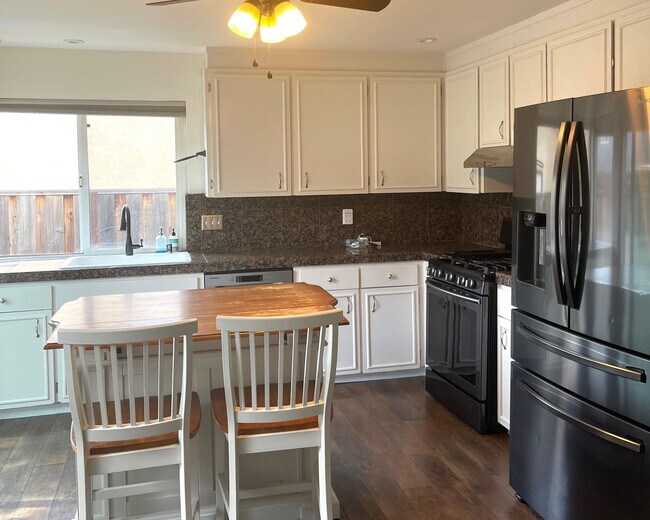 Building Photo - 3554 Kings Canyon Ct