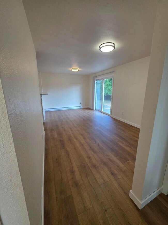 Building Photo - Recently Updated Home