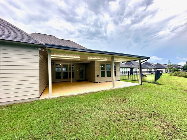 Building Photo - 43283 Pond View Dr