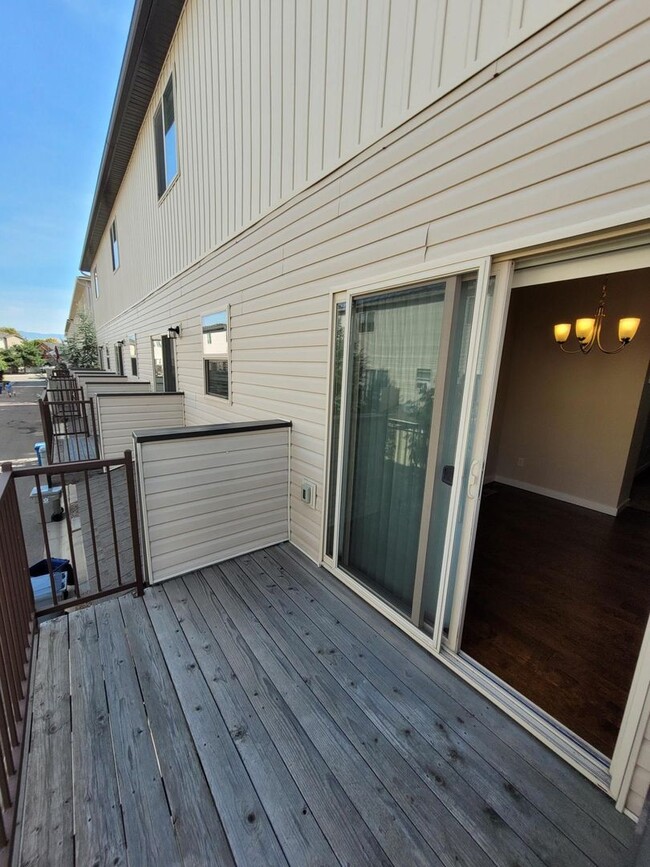 Building Photo - Outstanding Location with Community Pool!