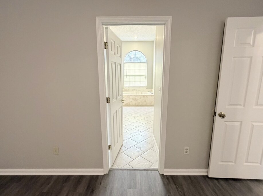 Building Photo - 1930 Hollington Dr