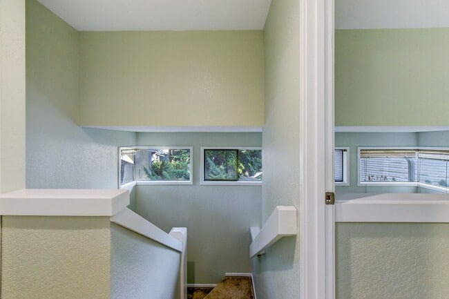 Building Photo - Renovated Townhome