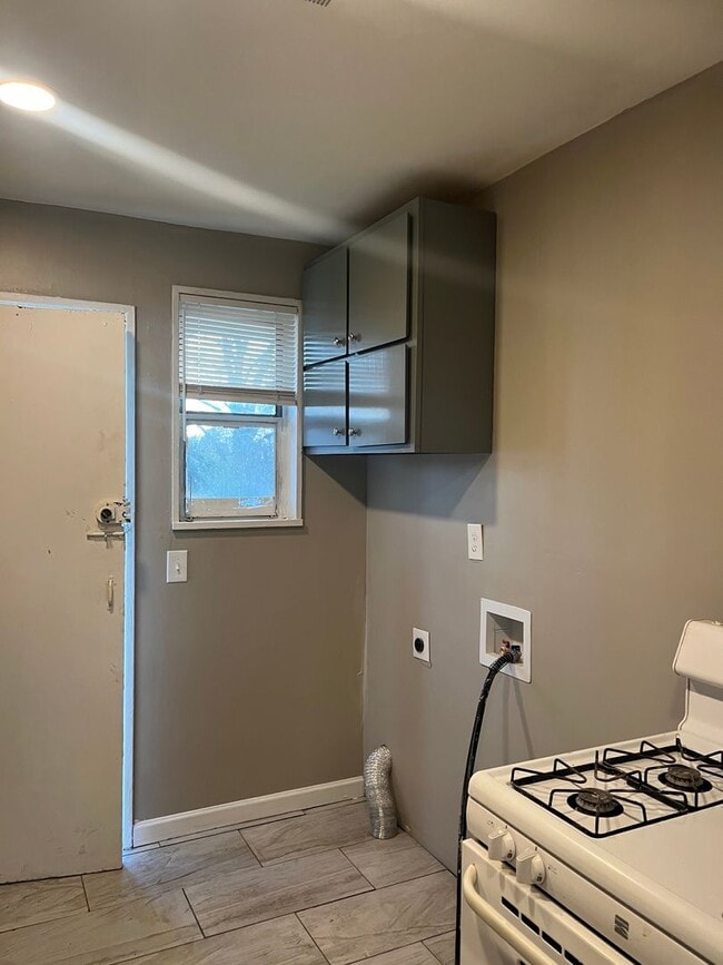 Building Photo - Newly updated 3-bedroom, 2-bath home - Open To Section 8