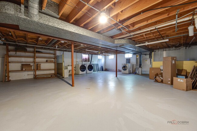 Building Photo - 813 Meadow Ln
