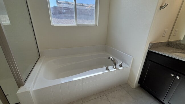 Building Photo - One Story 6-bedroom Home with Attached Casita