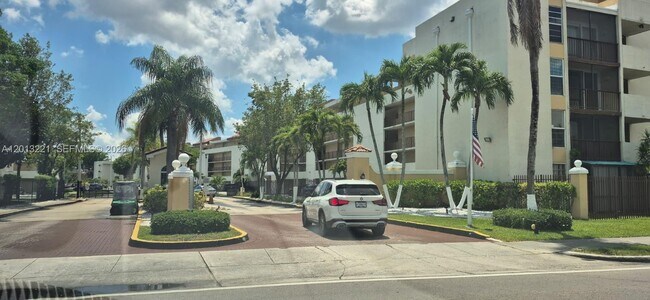 Building Photo - 8870 Fontainebleau Blvd