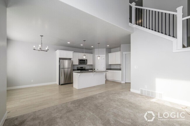 Building Photo - Gorgeous Townhome in Great Location!