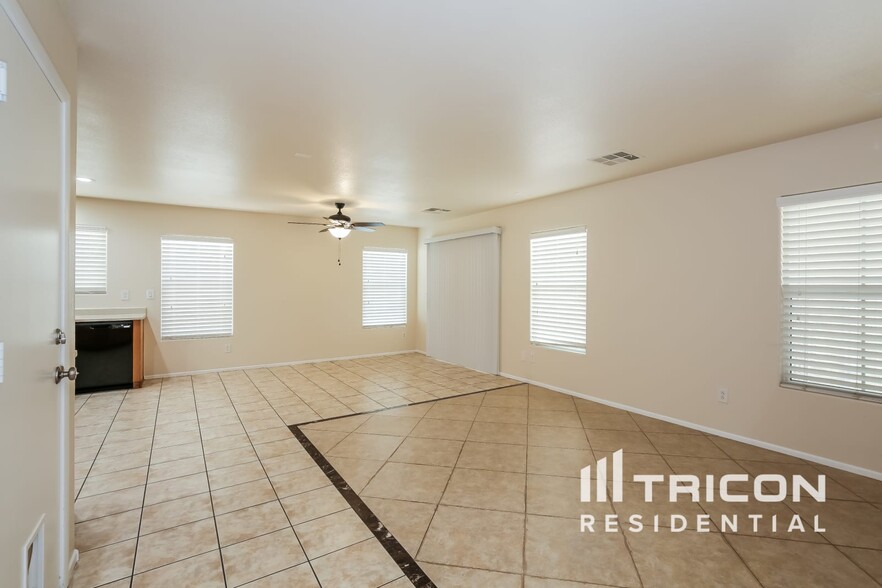 Building Photo - 1300 Golden Apple St