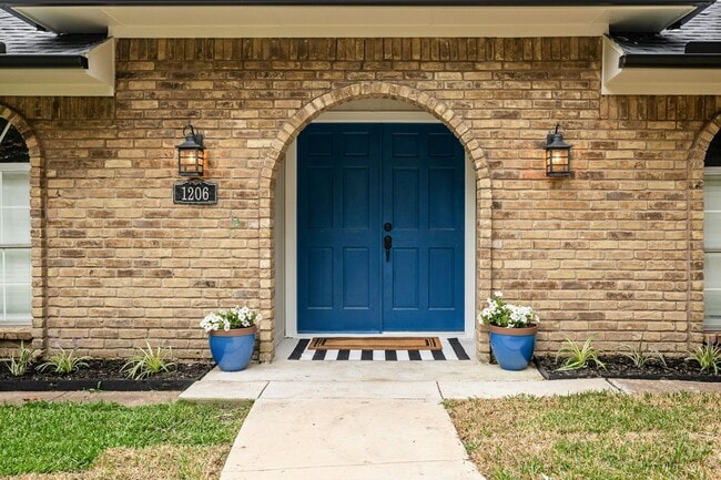 Building Photo - 1206 Mayapple Dr