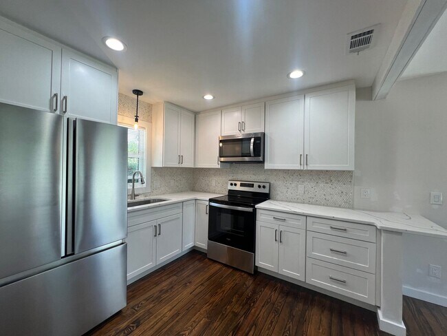 Building Photo - ANNUAL ** $1,550/month ** 3/4 Mile from Su...