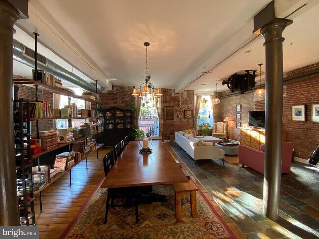 Building Photo - 828 N Hancock St