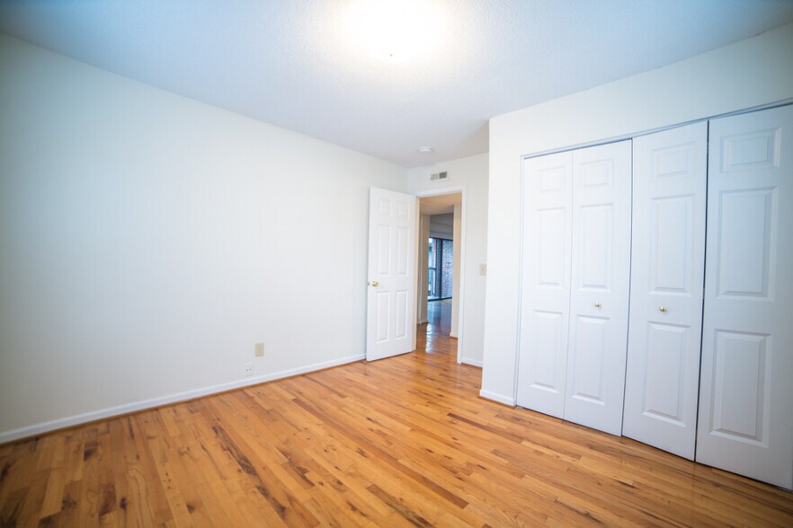Building Photo - 4012 Oak St