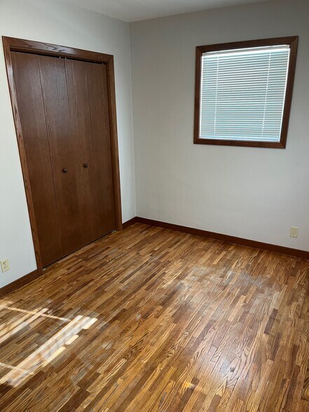 Building Photo - 1043 6th Ave