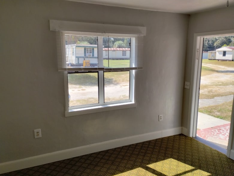 Building Photo - 169 SE Camelot Loop