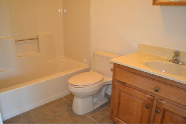 Building Photo - For Rent: Charming 3-Bedroom Pet-Friendly ...