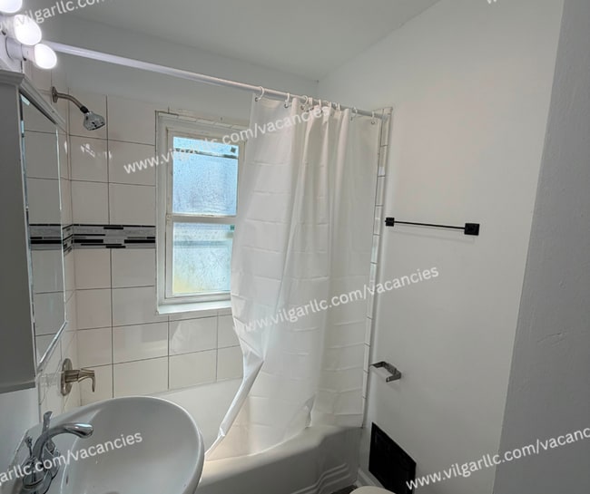Building Photo - Newly Renovated 3- Bedrooms,  1-Bathroom Home