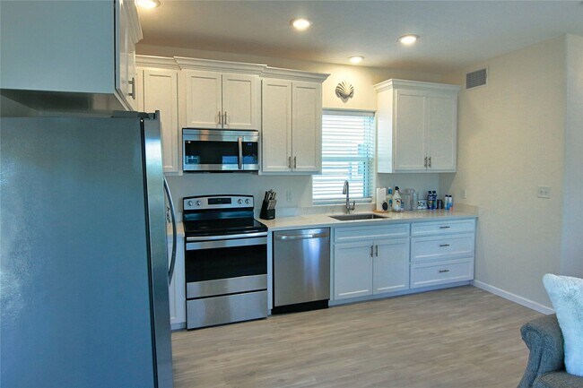 Building Photo - 14146 Miramar Dr