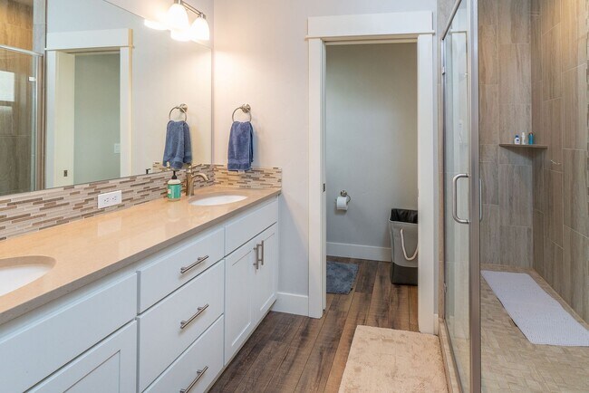 Building Photo - Newly Built Spacious Home, Fully Equipped Kitchen, Garage Included