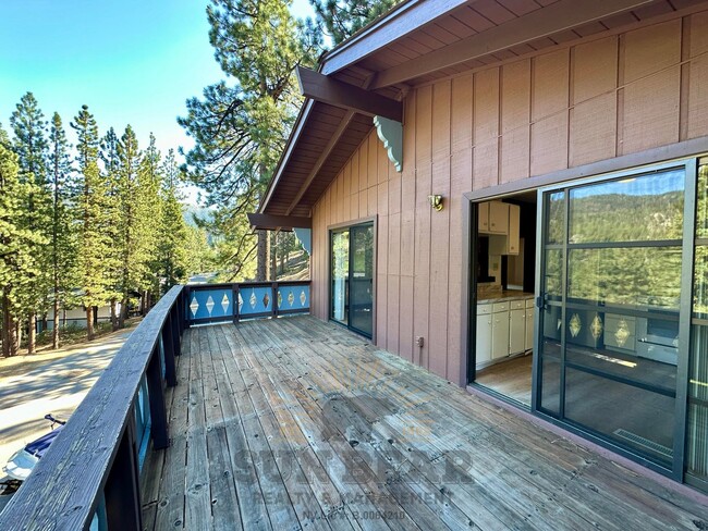 Building Photo - 3 Bedroom Home near Diamond Peak! Allows a...