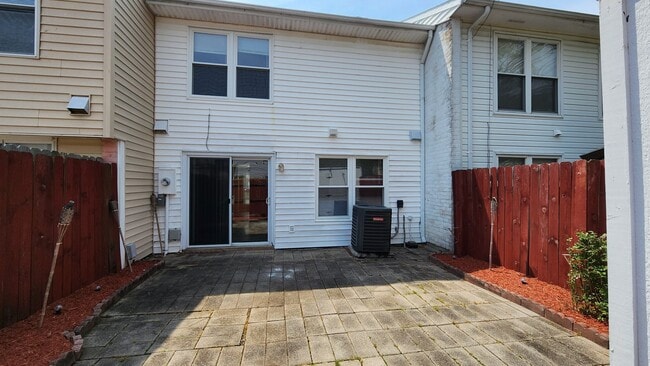 Building Photo - Nice 2-Story Townhome, Centrally located i...