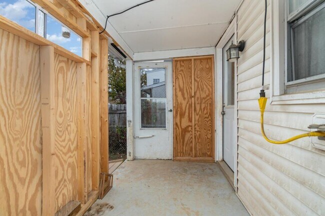 Building Photo - 602 W Louther St