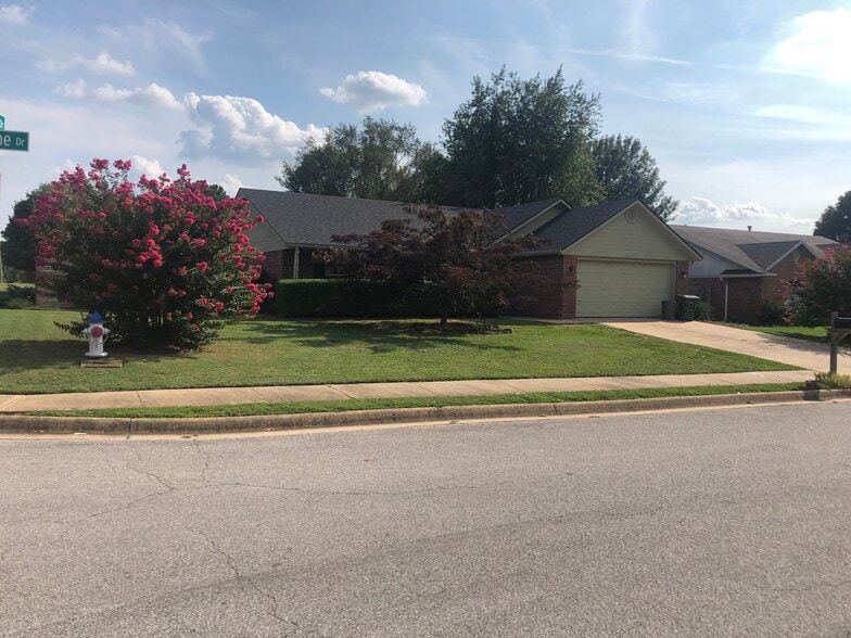 Building Photo - 4247 W Cheyenne Dr