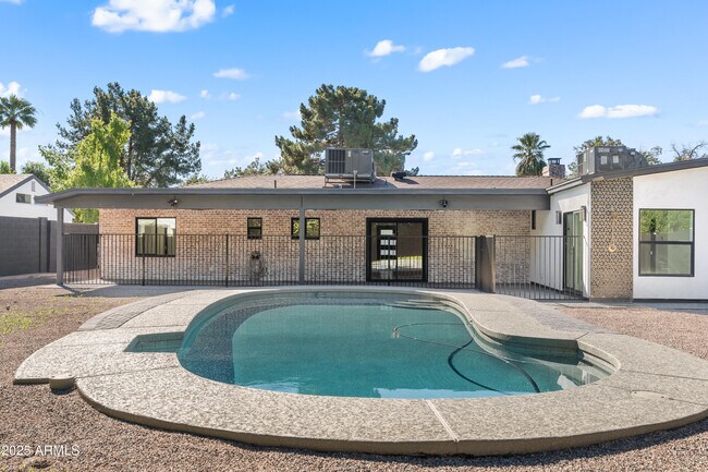 Building Photo - 2502 E Whitton Ave