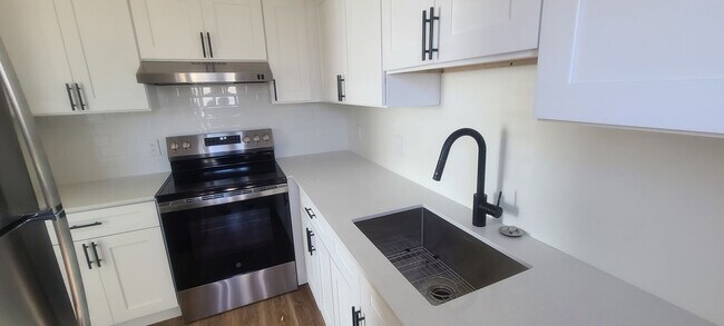 Building Photo - Completely Renovated 2BR, 1.5BA Duplex in West Nashville!