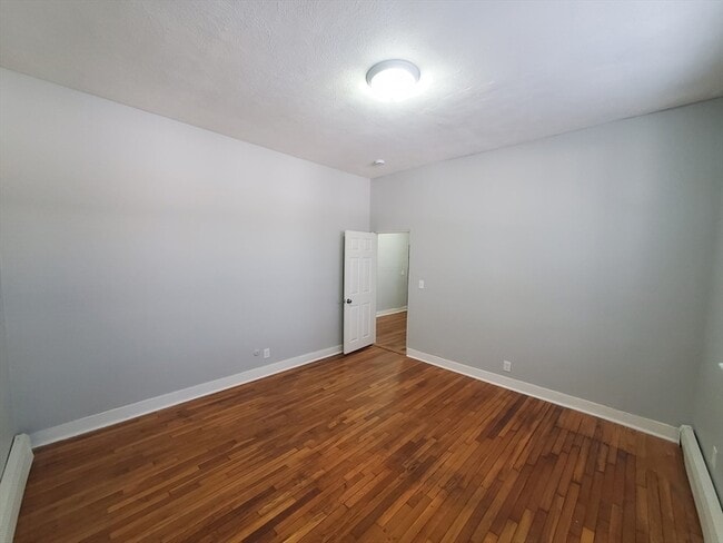 Building Photo - 10 Abbotsford St