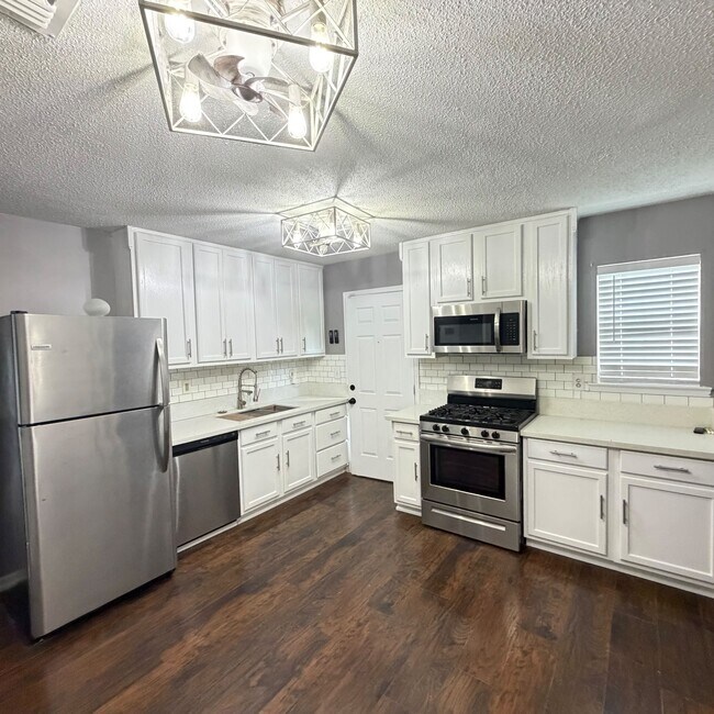Building Photo - 728 Amity Ln