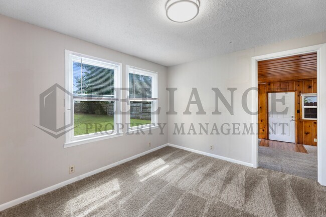 Building Photo - 1112 S Martinson Ave
