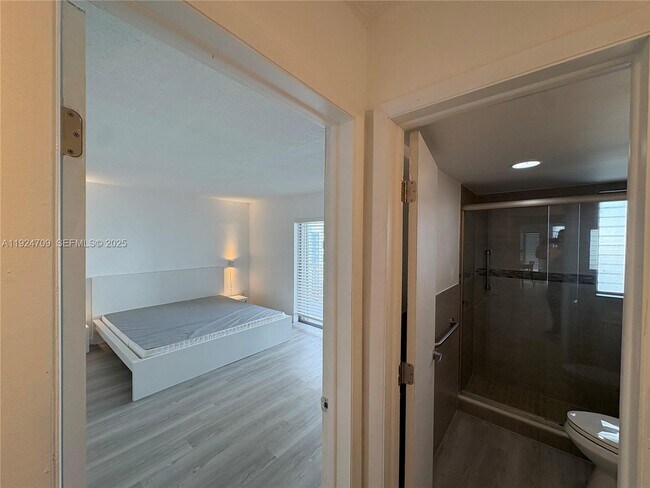 Building Photo - 1340 Lincoln Rd