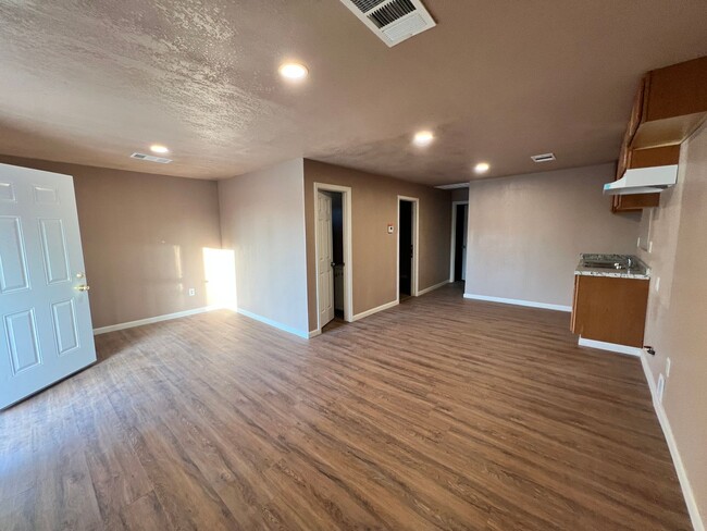 Building Photo - 3 Bedroom 1 Bath in the heart of Wasco