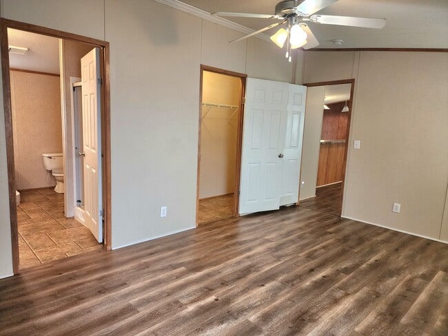 Building Photo - Inviting 3 bedroom 2 bath House with fenced yard