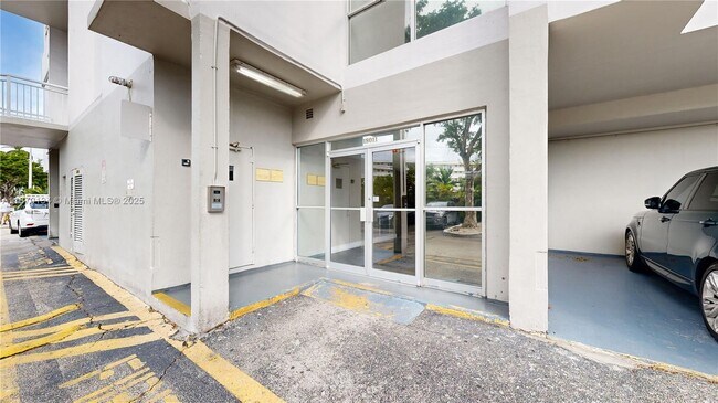 Building Photo - 18011 Biscayne Blvd