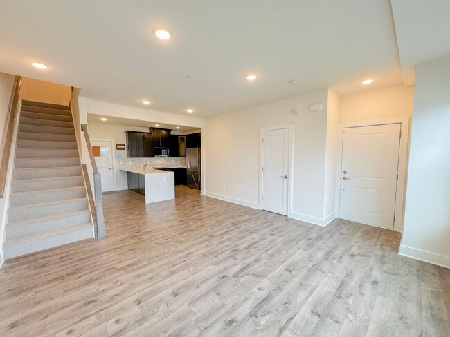 Building Photo - Modern 3 Bed 2.5 Bath Townhome With Balcon...