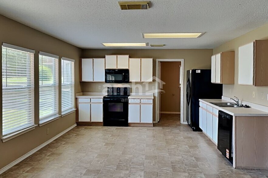 Building Photo - 7106 Raintree Forest
